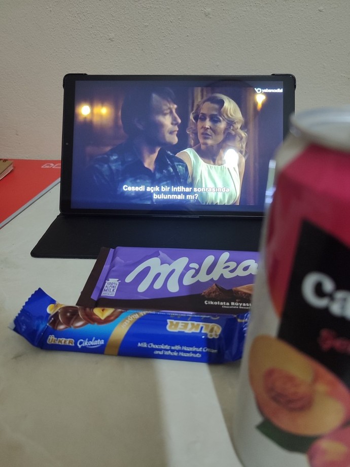 Film izlerken bir şeyler atıştırır mısın?