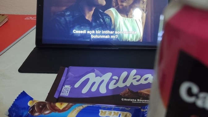 Film izlerken bir şeyler atıştırır mısın?