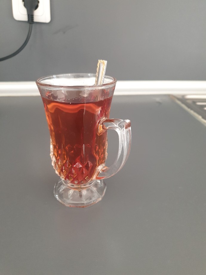 Hadi yine iyisiniz ben simitleri aldım çaylar hazır mı?