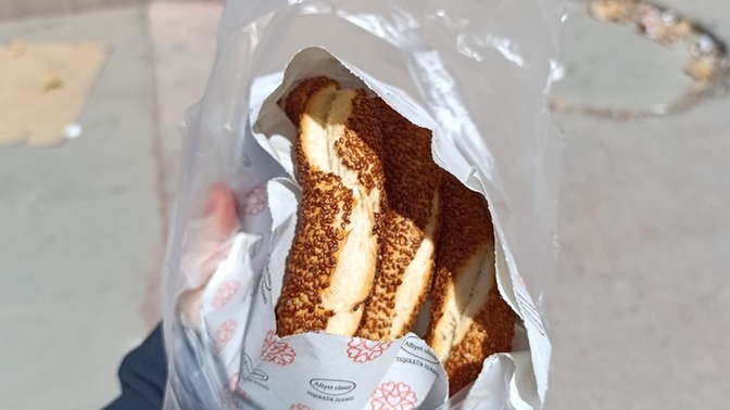 Hadi yine iyisiniz ben simitleri aldım çaylar hazır mı?