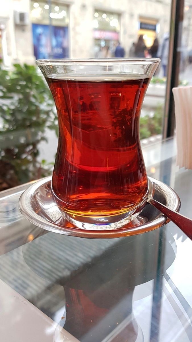 Dönerin yanında ayran yerine çay içilir mi?