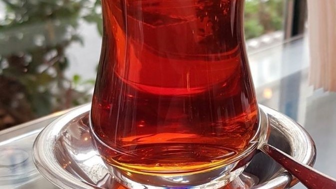 Dönerin yanında ayran yerine çay içilir mi?