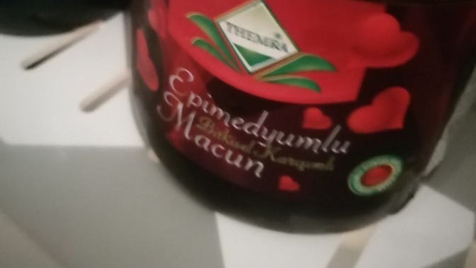 Arkadaşlar merhaba 18 yaşındayım annemle beraber yaşıyoruz dolapta bi macun buldum sizce ne işe yarıyor bu bilgisi olan var mı?