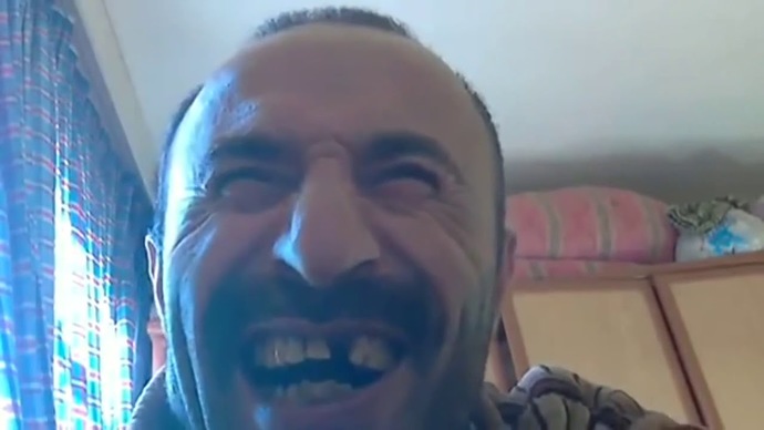 Eski sevgilim beni aldattığı için ayrıldım şimdi bana yalvar yakar yazıyor ne yapmalıyım?