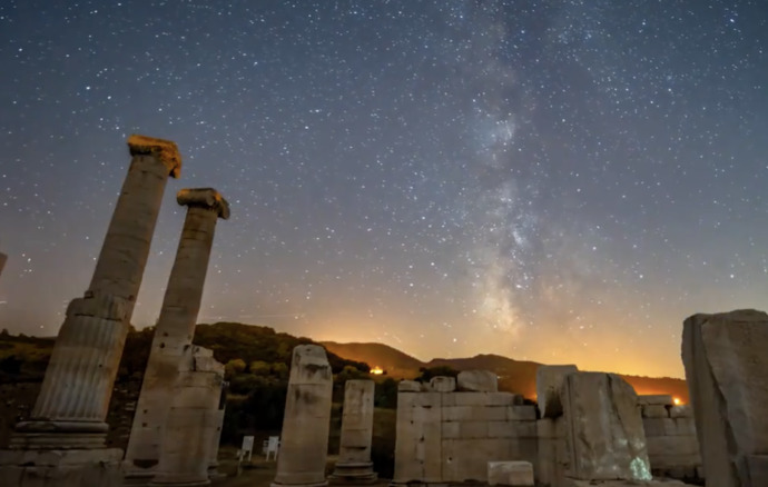 Sardes Antik Kenti, Perseid meteor yağmuruyla eşsiz görüntüler oluşturdu. Gökyüzünü izlemeyi seviyor musunuz?