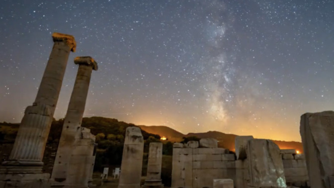 Sardes Antik Kenti, Perseid meteor yağmuruyla eşsiz görüntüler oluşturdu. Gökyüzünü izlemeyi seviyor musunuz?