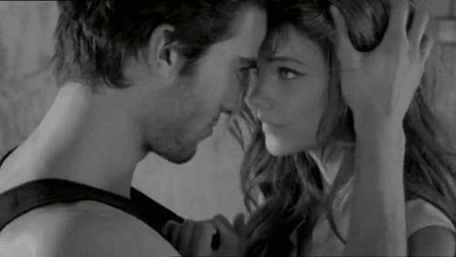 Sevdiğiniz zaman bunu belli eden taraf mısınız yoksa taktik vs. uygulayıp kaçamak oynayan taraf mısınız?