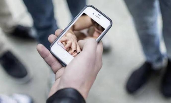Evli erkeğin +18 videolar izlediğini arkadaşından gizlemesi normal mi?