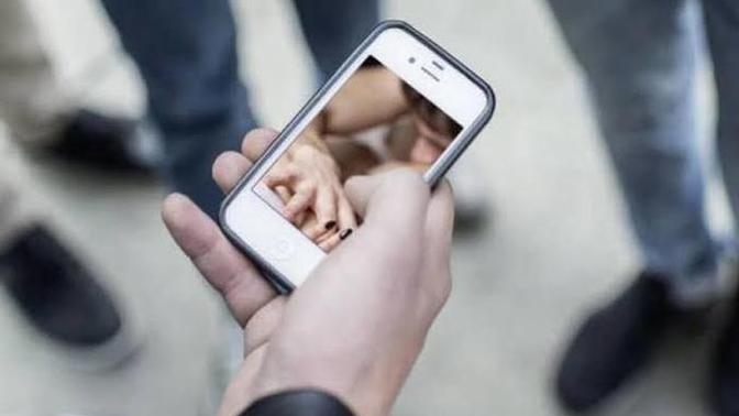 Evli erkeğin +18 videolar izlediğini arkadaşından gizlemesi normal mi?