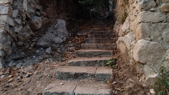 Sizce bu merdiven yukarı mı çıkıyor, aşağı mı iniyor 🤣?