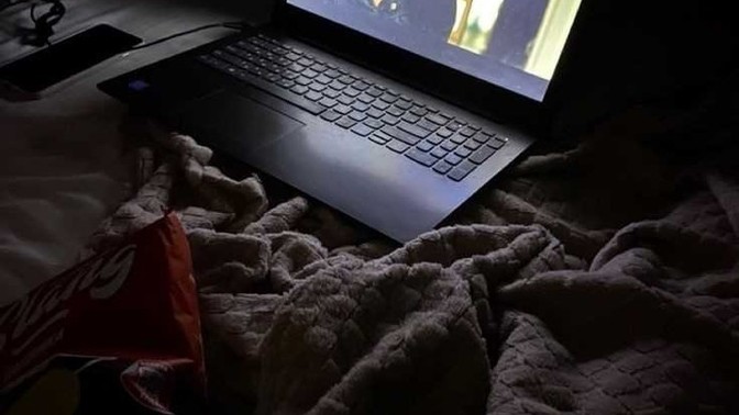 Film izlerken telefonla uğraşır mısınız?