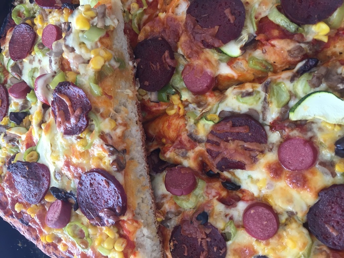 Dominosa meydan okudum, mayalı hamurdan bol malzemeli pizza yaptım, nasıl görünüyor?