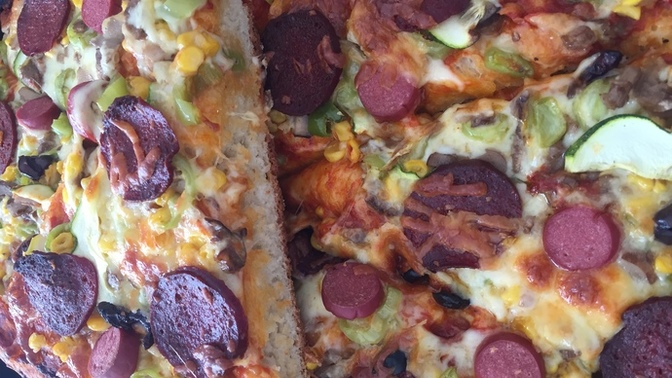Dominosa meydan okudum, mayalı hamurdan bol malzemeli pizza yaptım, nasıl görünüyor?