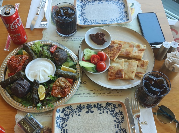 Gözleme mi, zeytinyağlı dolma/sarma tabağı mı?