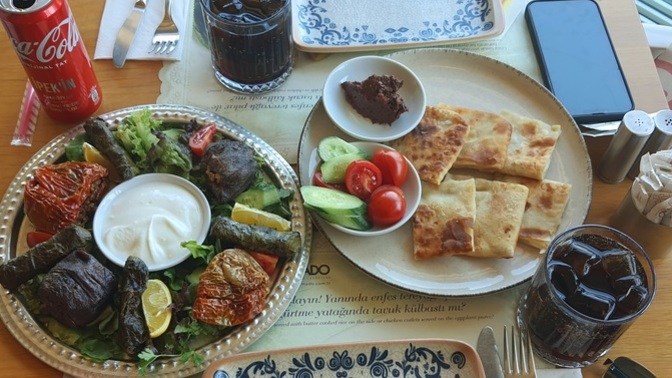 Gözleme mi, zeytinyağlı dolma/sarma tabağı mı?