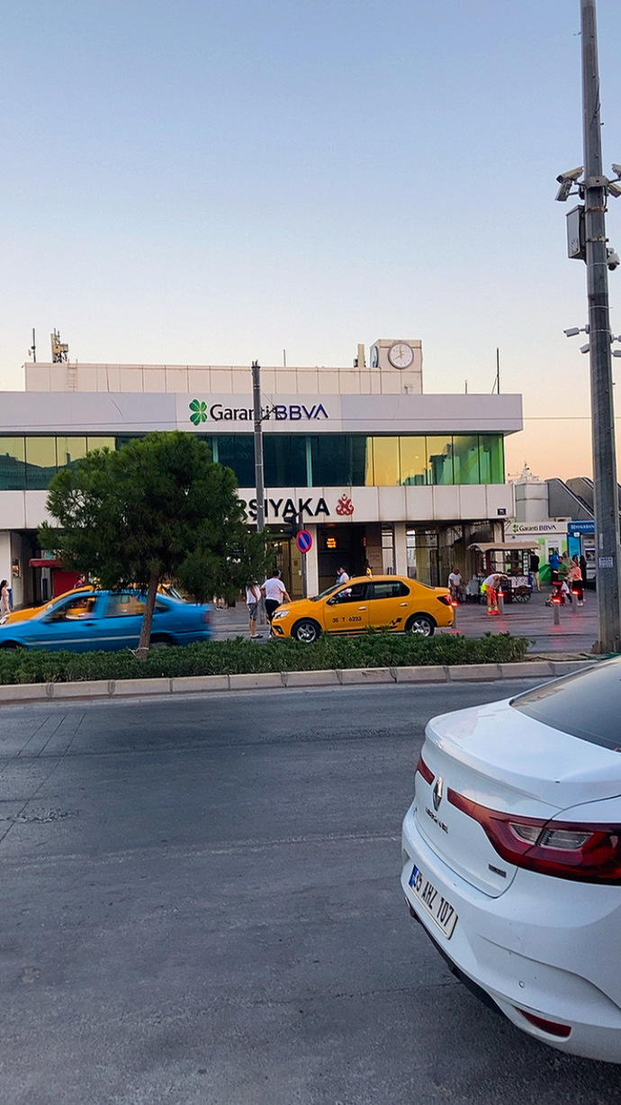 Bu İzmirin kızları niye bu kadar taş?