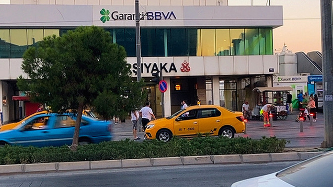 Bu İzmirin kızları niye bu kadar taş?