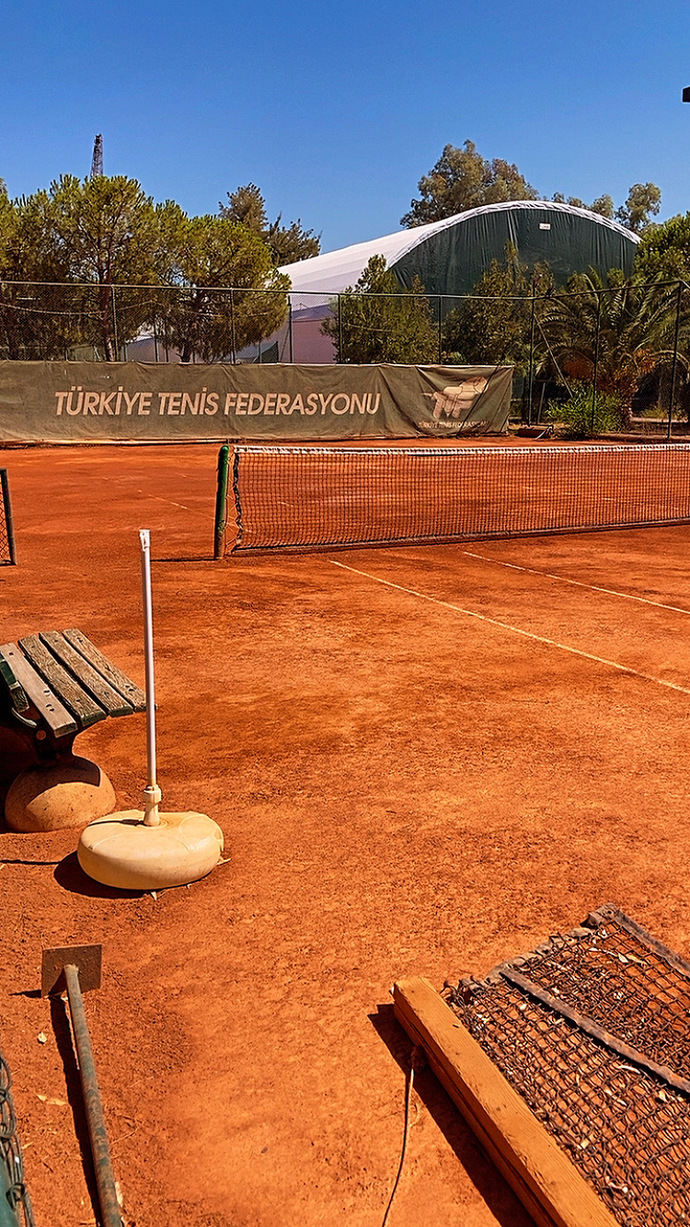 Siteden kiminle birlikte toprak kortta tenis oynamak istersiniz?