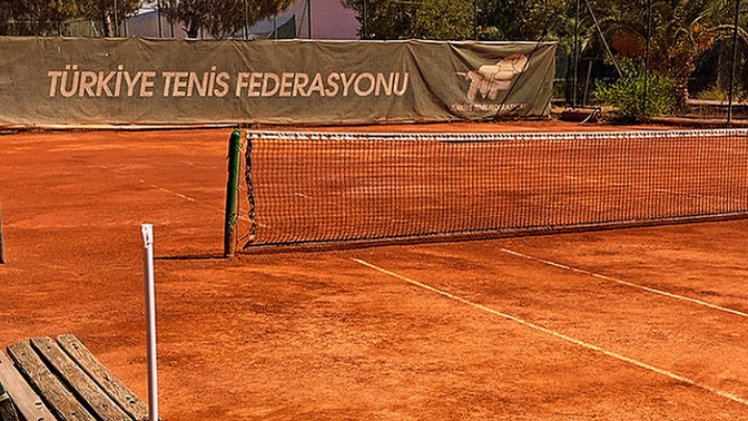 Siteden kiminle birlikte toprak kortta tenis oynamak istersiniz?