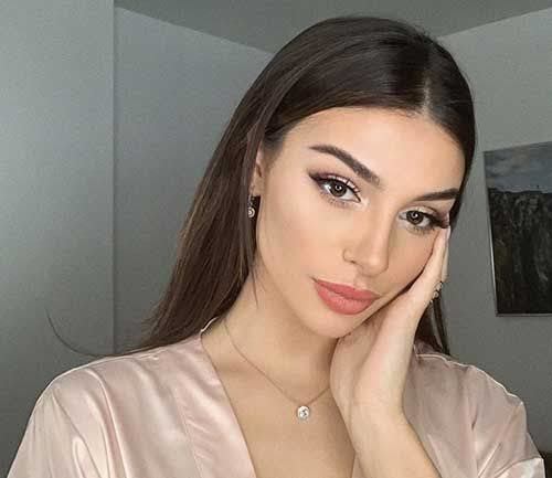 Hangisi daha sade ve günlük makyaj için uygun?