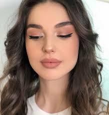 Hangisi daha sade ve günlük makyaj için uygun?