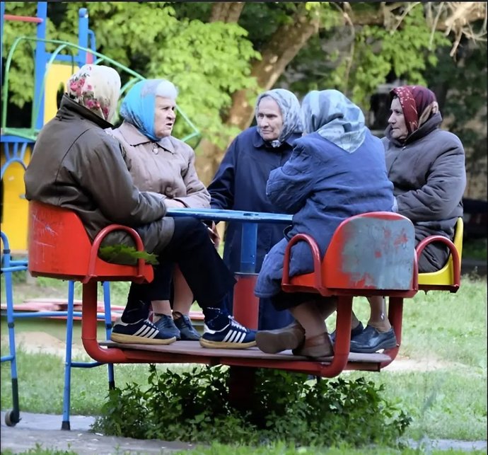 Ne konuşuyorlar acaba?