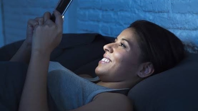 Gece geç saatlerde mesaj atan erkeğin aklında cinsellik mi vardır?