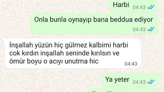 Bu ml beddua edip duruyor?