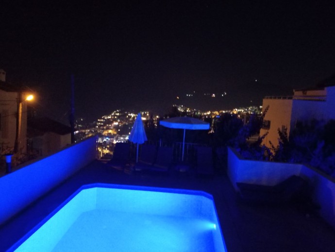 Gece de havuza girilir mi?