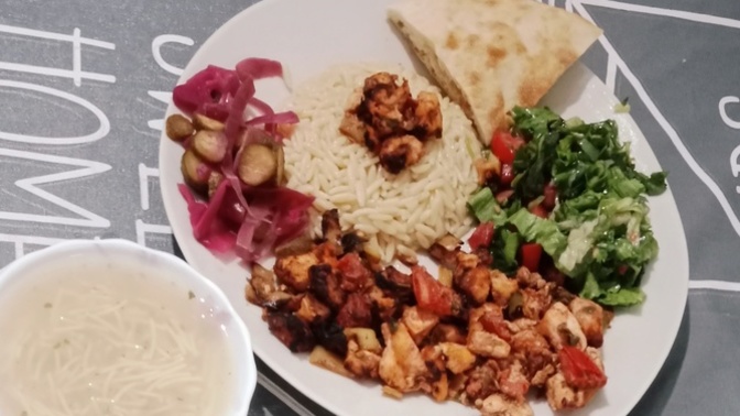 Sevgilim yemek yapmayı bilmediği için yemeği hep ben yapıyorum evlenince sorun olur mu?