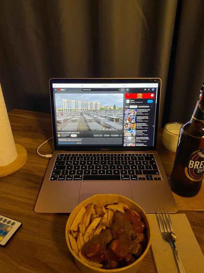 Yemek yerken dizi izlemeden duran o kişi kim?