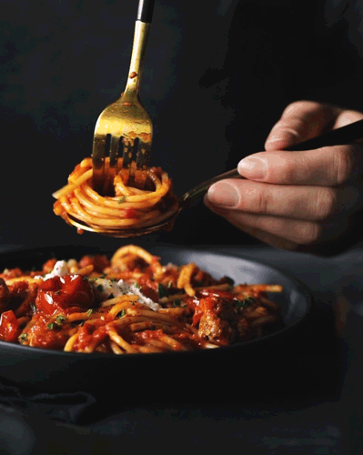 Spagettiyi bütün olarak mı yoksa ikiye bölerek mi pişiriyorsunuz?