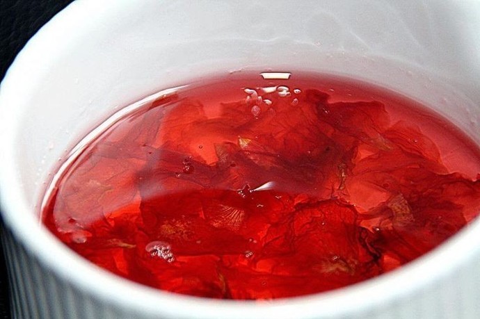 Sevgilisinin aldığı güllerle gül reçeli yapan kızdan olur mu?