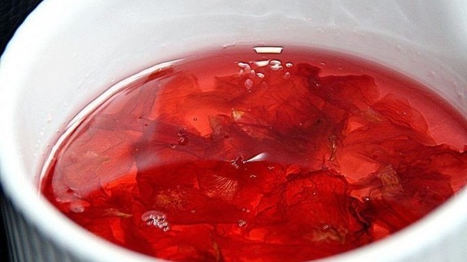 Sevgilisinin aldığı güllerle gül reçeli yapan kızdan olur mu?