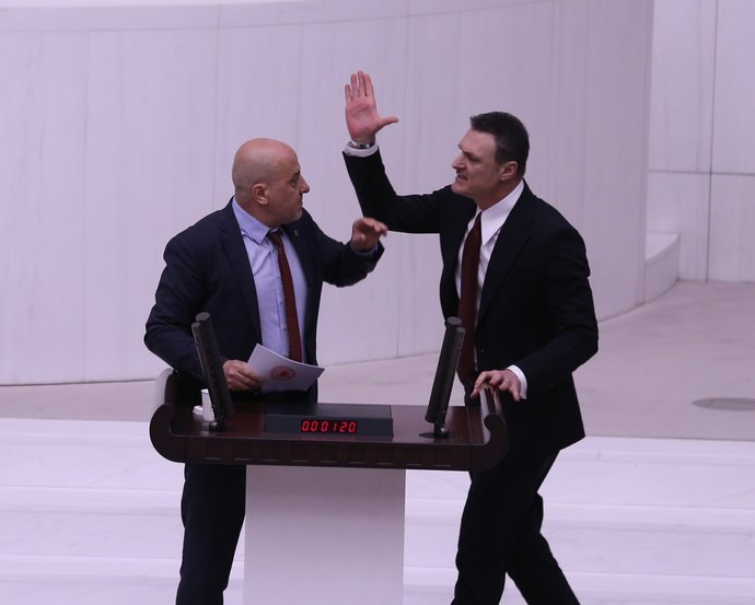 Gazi mecliste Teröristlerin ne işi var?