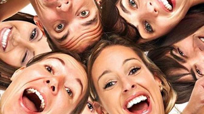 Fotoğraf galerinize baktığınızda en çok güldüğünüz resimlerde kimlerle berabersiniz?