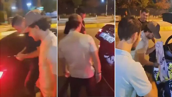 Ferdi Kadıoğlu, kendisini mekan çıkışında bekleyen Fenerbahçeli taraftara forma hediye etti. Bir Aferin Ferdiyi hak etmedi mi?
