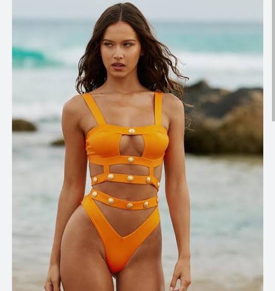 Gold bikiniler mi daha güzel renkli bikiniler mi?