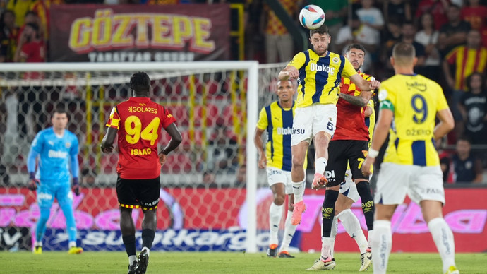 Göztepe 2 - Fenerbahçe 2... Sarı lacivertliler ilk yarısını 2-0 önde kapattığı maçta 2-2 berabere kaldı! Maçı nasıl buldunuz?