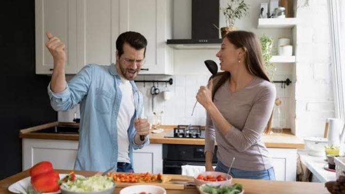 Sevgilin sana yemek yapıyor, ama çok baharatlı. Ağzın yanarken ona ne söylersin?