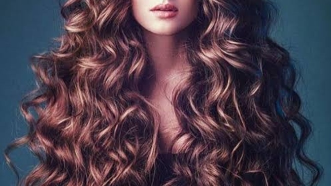 Kıvırcık saçlı kızlara en çok yakışan saç rengi nedir sizce?