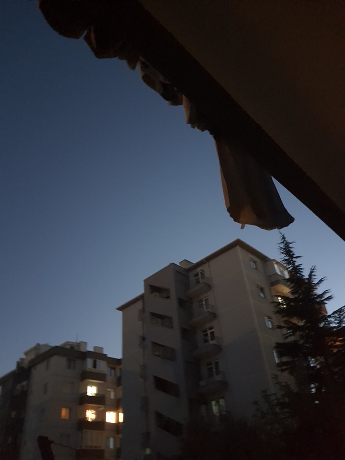 Üst komşu günaşırı balkona bir şeyler asıyor sizde de öyle mi normal mi?