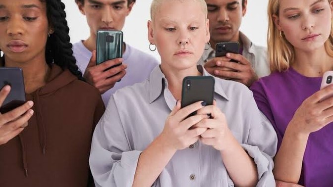 Keşke hiç Facebook, instagram gibi sosyal ağlar olmasa. Herkes dışarda tanışsa sosyalleşse arkadaş olsa. Guzel olmaz mıydı?