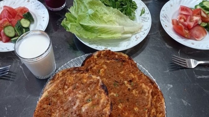 Lahmacun yanına ayran mı yoksa şalgam mı iyi gider?