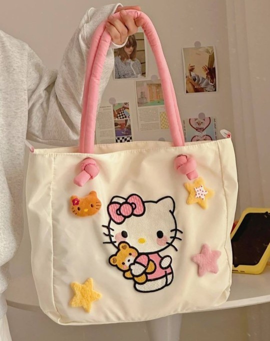 Hello Kitty li kıyafetler çocuksu mu?