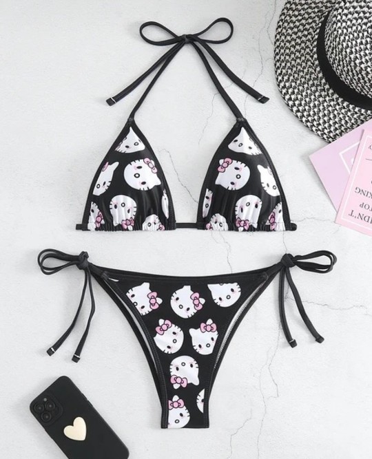 Hello Kitty li kıyafetler çocuksu mu?
