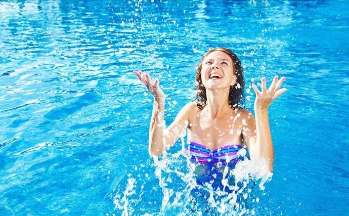 Yüzmeyi biliyor olsa bile yüzme kursuna gitmek sizce gerekli mi?