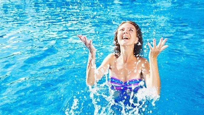 Yüzmeyi biliyor olsa bile yüzme kursuna gitmek sizce gerekli mi?