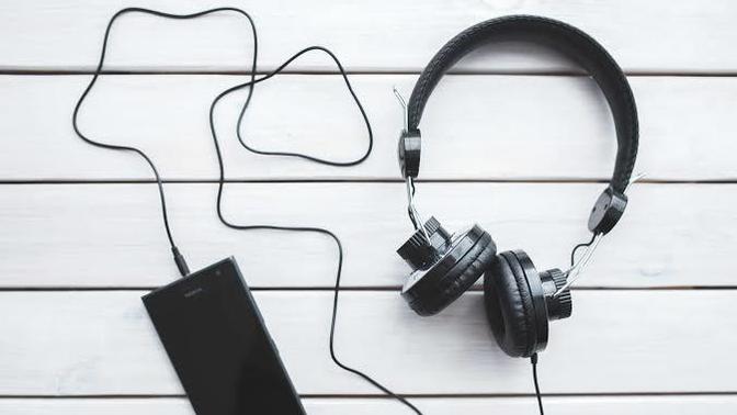 Cep telefonunuzda müzigi indirerek mi, online mı dinlersiniz?