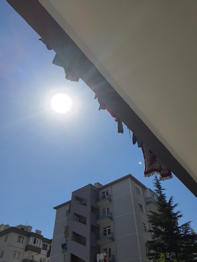 Üst komşu akşamdan balkona astığı şeyleri öğlen 3 oldu toplamıyor. Normal mi?